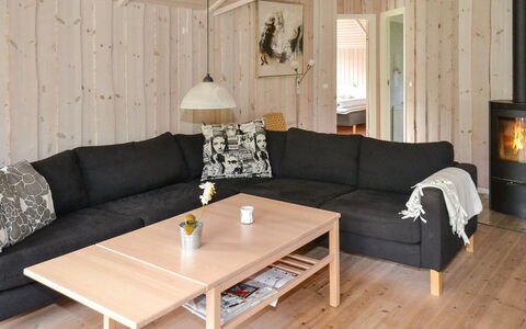 Åsta - 1.7Km from the Sea: Møbel, Indretning, Gulvbelægning, Træ, Etage, Loft, Trægulve, Stol, Bord, Belysning