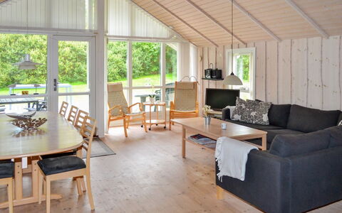 Åsta - 1.7Km from the Sea: Møbel, Indretning, Gulvbelægning, Træ, Etage, Loft, Trægulve, Stol, Bord, Belysning