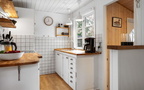 Gia - 1.3Km from the Sea: Køkken, Gulvbelægning, Countertop, Træ, Indretning, Køkken Apparat, Cabinetry, Etage, Møbel, Sanitærarmatur