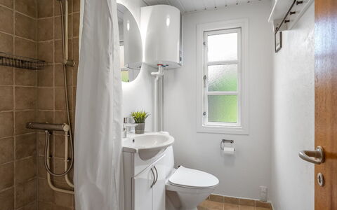 Gia - 1.3Km from the Sea: Toiletbræt, Badeværelse, Toilet, Sanitærarmatur, Håndvask, Badeværelsesvask, Indretning, Gulvbelægning, Etage, Tap