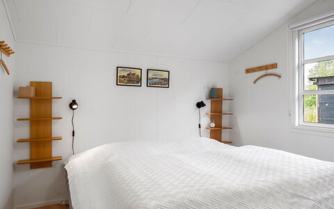 Gia - 1.3Km from the Sea: Væg, Soveværelse, Seng, Træ, Indretning, Loft, Møbel, Gulvbelægning, Sengetøj, Etage