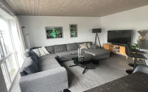 Ingolf - 750M from the Sea: Hjem, Etage, Stue, Couch, Sofa Seng, Kaffebord