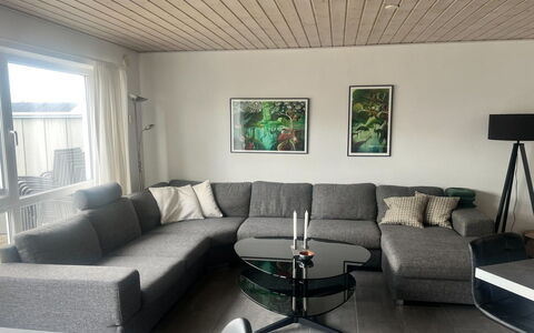Ingolf - 750M from the Sea: Stue, Couch