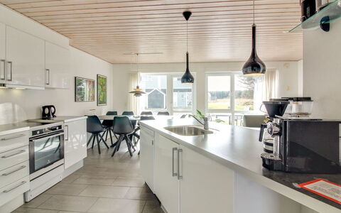 Ingolf - 750M from the Sea: Indretning, Køkken, Møbel, Gulvbelægning, Loft, Countertop, Træ, Lysarmatur, Belysning, Etage