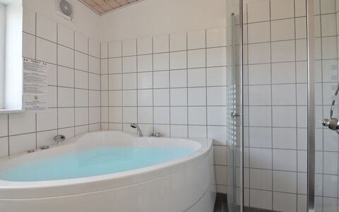 Ingolf - 750M from the Sea: Badeværelse, Gulvbelægning, Sanitærarmatur, Badekar, Etage, Indretning, Loft, Vvs, Tap, Værelse
