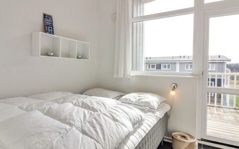 Ingolf - 750M from the Sea: Soveværelse, Seng, Indretning, Sengetøj, Sengetøj, Etage, Loft, Møbel, Gulvbelægning, Lejlighed