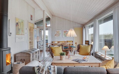 Eri - 300M from the Sea: Boligområde, Tag, Forstad, Indkørsel, Estate, Skorsten