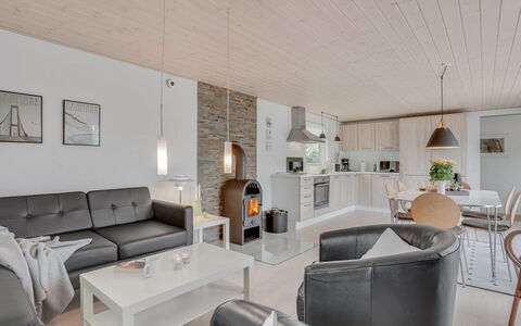 Kerttuli - 800M from the Sea: Møbel, Træ, Indretning, Couch, Loft, Stue, Gulvbelægning, Hjem, Værelse, Belysning