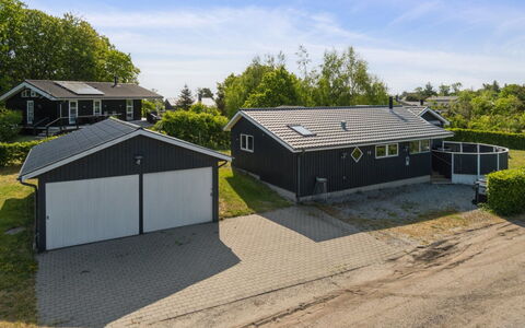 Rafn - 550M from the Sea: Arkitektur, Tag, Hjem, Kompositmateriale, Dagslys, Sidespor, Indkørsel