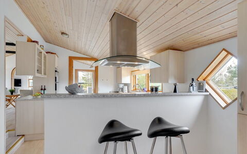 Rafn - 550M from the Sea: Gulvbelægning, Indretning, Træ, Loft, Køkken, Etage, Møbel, Countertop, Trægulve, Belysning