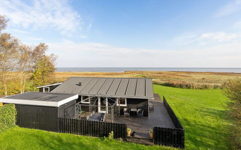 Gisa - from the Sea: Træ, Hjem, Tag, Arkitektur, Hus, Veranda, Sommerhus, Estate, Skygge, Dæk