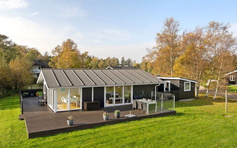 Gisa - from the Sea: Tag, Hus, Hjem, Arkitektur, Land Lot, Sommerhus, Dør, Veranda, Skygge, Estate