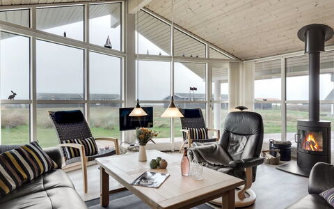 Aniela - 150M from the Sea: Træ, Loft, Indretning, Hjem, Møbel, Stue, Stol, Etage, Sommerhus, Lysarmatur