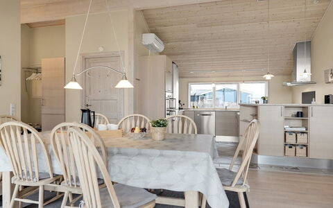 Aniela - 150M from the Sea: Møbel, Træ, Indretning, Loft, Gulvbelægning, Køkken & Spisebord, Lysarmatur, Etage, Stol, Spisestue