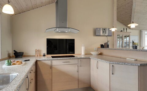 Aniela - 150M from the Sea: Countertop, Køkken, Gulvbelægning, Indretning, Køkken Apparat, Cabinetry, Møbel, Loft, Etage, Lysarmatur