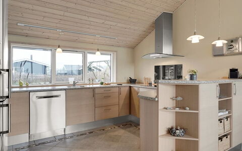 Aniela - 150M from the Sea: Køkken, Countertop, Møbel, Gulvbelægning, Køkken Apparat, Indretning, Træ, Cabinetry, Loft, Etage