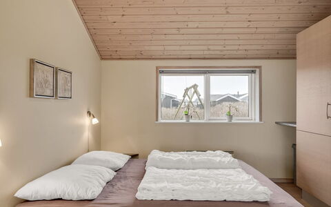 Aniela - 150M from the Sea: Væg, Træ, Indretning, Loft, Etage, Gulvbelægning, Soveværelse, Værelse, Seng, Hjem