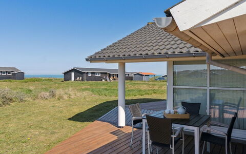 Aniela - 150M from the Sea: Tag, Hjem, Land Lot, Skygge, Sommerhus, Dør, Veranda, Sidespor, Estate, Udendørs Struktur
