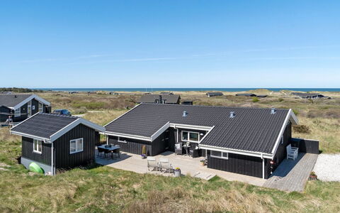 Gila - 250M from the Sea: Gulvbelægning, Væg, Etage, Indretning, Træ, Loft, Trægulve, Belysning, Møbel, Laminat Gulv