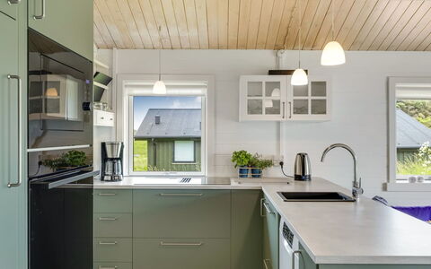 Aashild - 400M from the Sea: Køkken, Countertop, Indretning, Køkken Apparat, Gulvbelægning, Cabinetry, Møbel, Træ, Loft, Lysarmatur