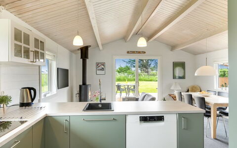 Aashild - 400M from the Sea: Køkken, Indretning, Loft, Countertop, Køkken Apparat, Møbel, Cabinetry, Lysarmatur, Større Bandage, Husholdningsapparat