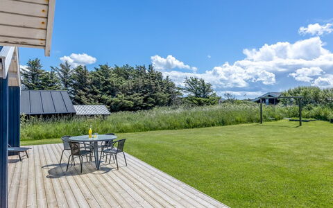 Aashild - 400M from the Sea: Blå, Græs, Land Lot, Tag, Hjem, Bunddække, Skygge, Lawn, Have, Sommerhus