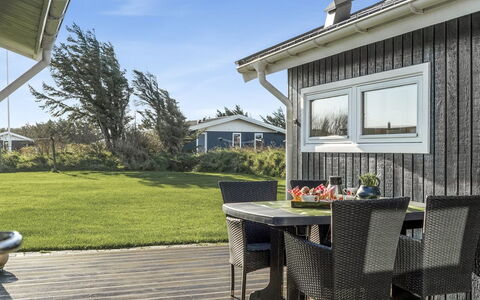 Aashild - 400M from the Sea: Træ, Veranda, Hjem, Hus, Dør, Sidespor, Tag, Land Lot, Møbel, Sommerhus