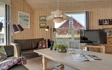 Hedy - 150M from the Sea: Møbel, Indretning, Gulvbelægning, Træ, Etage, Loft, Trægulve, Stol, Bord, Belysning