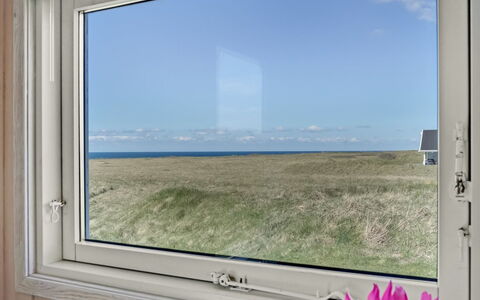 Hedy - 150M from the Sea: Møbel, Indretning, Gulvbelægning, Træ, Etage, Loft, Trægulve, Stol, Bord, Belysning