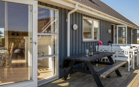 Hedy - 150M from the Sea: Møbel, Indretning, Gulvbelægning, Træ, Etage, Loft, Trægulve, Stol, Bord, Belysning