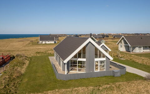 Hedy - 150M from the Sea: Møbel, Indretning, Gulvbelægning, Træ, Etage, Loft, Trægulve, Stol, Bord, Belysning