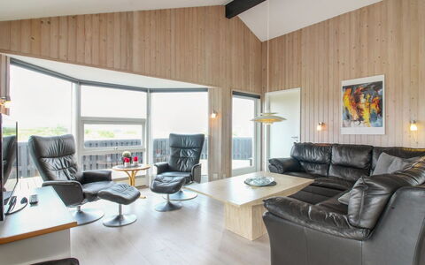 Seniha - 400M from the Sea: Indretning, Træ, Loft, Møbel, Couch, Stue, Gulvbelægning, Værelse, Etage, Belysning