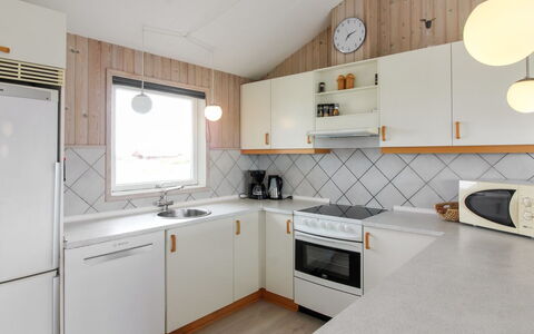 Seniha - 400M from the Sea: Køkken, Indretning, Countertop, Træ, Køkken Apparat, Gulvbelægning, Loft, Lysarmatur, Større Bandage, Cabinetry