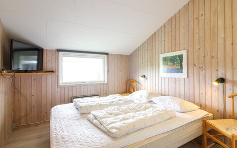 Seniha - 400M from the Sea: Træ, Soveværelse, Indretning, Loft, Seng, Etage, Gulvbelægning, Sengetøj, Hjem, Bed Frame
