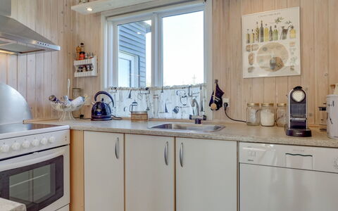 Afrim - 694M from the Sea: Køkken, Køkken Apparat, Countertop, Større Bandage, Træ, Indretning, Cabinetry, Møbel, Værelse, Belysning