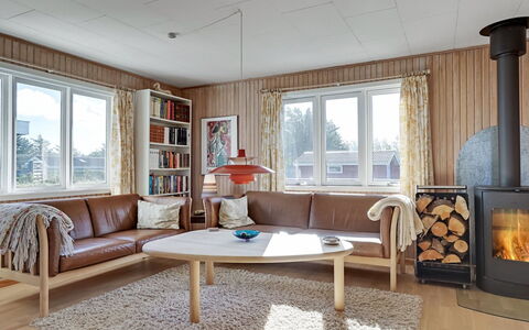 Afrim - 694M from the Sea: Møbel, Indretning, Gulvbelægning, Etage, Træ, Loft, Værelse, Hjem, Stue, Belysning