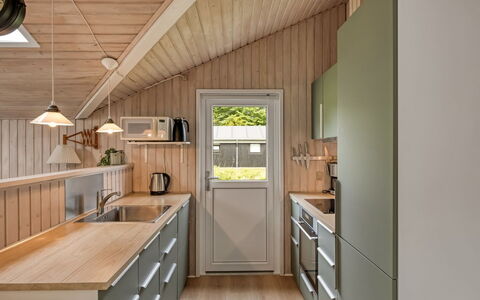 Fliri - 700M from the Sea: Køkken, Træ, Countertop, Gulvbelægning, Indretning, Loft, Køkken Apparat, Møbel, Etage, Cabinetry