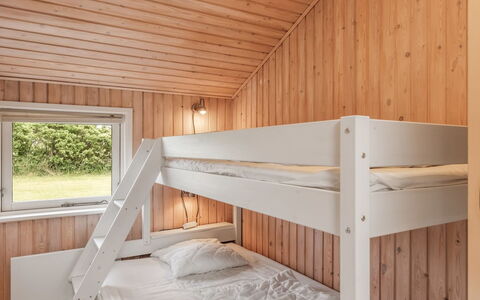 Fliri - 700M from the Sea: Soveværelse, Træ, Seng, Sengetøj, Sengetøj, Bed Frame, Hårdttræ, Etage, Loft, Køjeseng