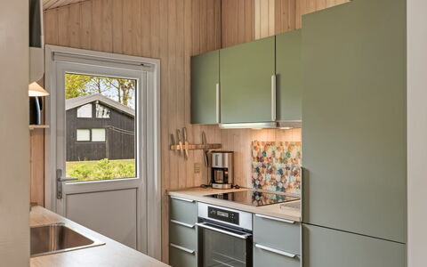 Fliri - 700M from the Sea: Køkken, Køkken Apparat, Countertop, Større Bandage, Træ, Indretning, Gulvbelægning, Møbel, Cabinetry, Husholdningsapparat