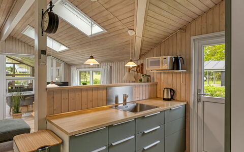 Fliri - 700M from the Sea: Træ, Køkken, Countertop, Indretning, Loft, Møbel, Gulvbelægning, Cabinetry, Køkken Apparat, Husholdningsapparat