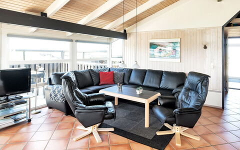 Elvie - 200M from the Sea: Møbel, Indretning, Couch, Loft, Stue, Gulvbelægning, Etage, Hjem, Værelse, Trægulve