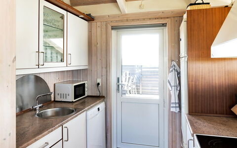 Elvie - 200M from the Sea: Træ, Gulvbelægning, Etage, Køkken, Countertop, Indretning, Dør, Større Bandage, Håndvask, Cabinetry