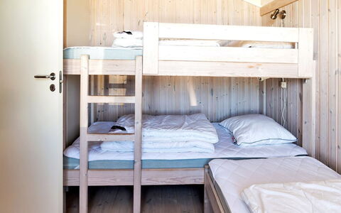 Elvie - 200M from the Sea: Køjeseng, Seng, Soveværelse, Træ, Sengetøj, Sengetøj, Indretning, Etage, Bed Frame, Møbel