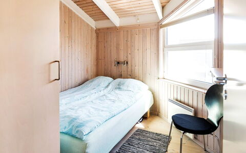 Elvie - 200M from the Sea: Soveværelse, Væg, Indretning, Etage, Gulvbelægning, Træ, Seng, Loft, Sengetøj, Sengetøj