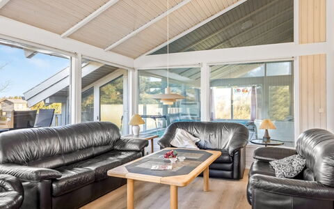 Otta - 779M from the Sea: Træ, Hjem, Dør, Loft, Sommerhus, Hårdttræ, Couch, Stue, Skygge