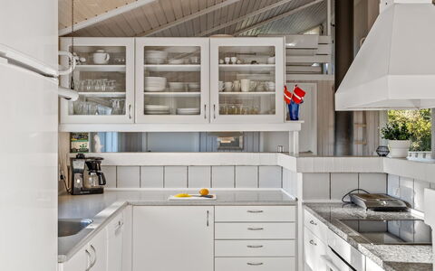 Otta - 779M from the Sea: Køkken, Countertop, Indretning, Cabinetry, Køkken Apparat, Gulvbelægning, Loft, Større Bandage, Lysarmatur, Møbel