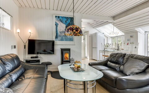 Grazian - 50M from the Sea: Møbel, Indretning, Loft, Couch, Stue, Hjem, Belysning, Værelse, Lejlighed