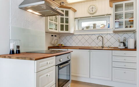 Grazian - 50M from the Sea: Køkken, Cabinetry, Gulvbelægning, Countertop, Indretning, Træ, Køkken Apparat, Etage, Skuffe, Møbel