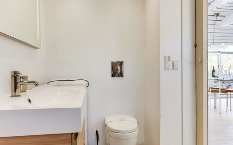Grazian - 50M from the Sea: Badeværelse, Gulvbelægning, Sanitærarmatur, Indretning, Etage, Væg, Træ, Badeværelsesvask, Håndvask, Toilet