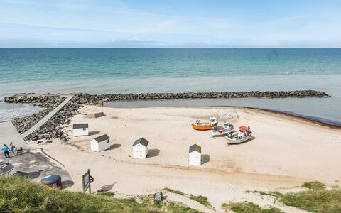 Grazian - 50M from the Sea: Træ, Tag, Hus, Sommerhus, Dør, Hjem, Sidespor, Land Lot, Garden Bygninger, Skur